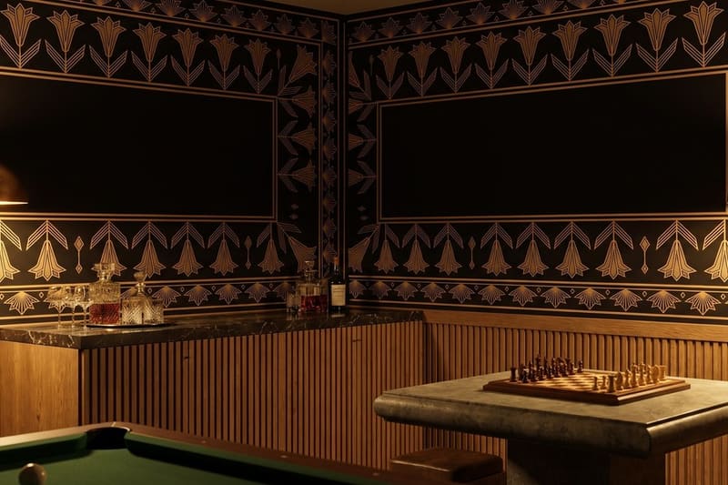 Carta da parati Cornice di Giglio Nero© in una sala giochi d'albergo