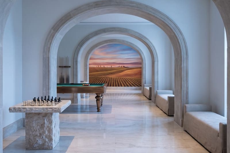 Carta da parati Crinali al Crepuscolo© in una sala giochi d'albergo