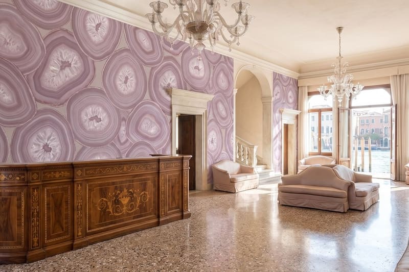 Carta da parati Geode di Malva© in una hall d'albergo