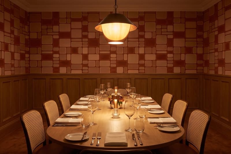 Carta da parati Rosetta di Terracotta© in una sala da pranzo d'albergo