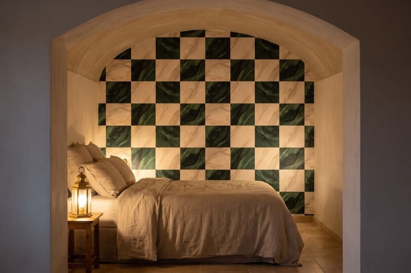 Carta da parati Scacchiera Marmorea© in una camera da letto