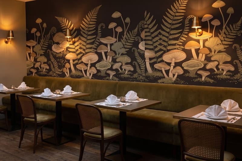 Carta da parati Sottobosco di Ebano© in una sala da pranzo d'albergo
